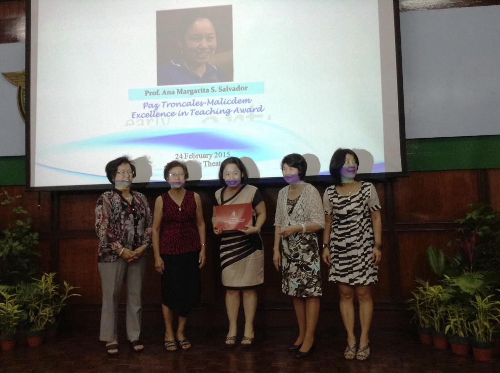 Prof. Salvador (center) receives the Paz Troncales-Malicdem Excellence in Teaching Award